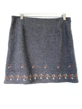American Eagle Outfitters  mini skirt with embroidery at the hem, 💯 wool